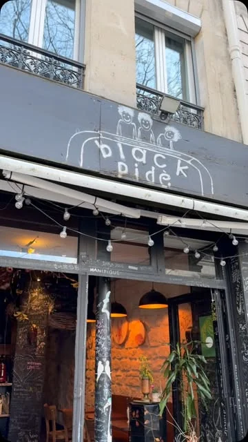 La devanture et l’entrée chaleureuse de Black Pide à Paris