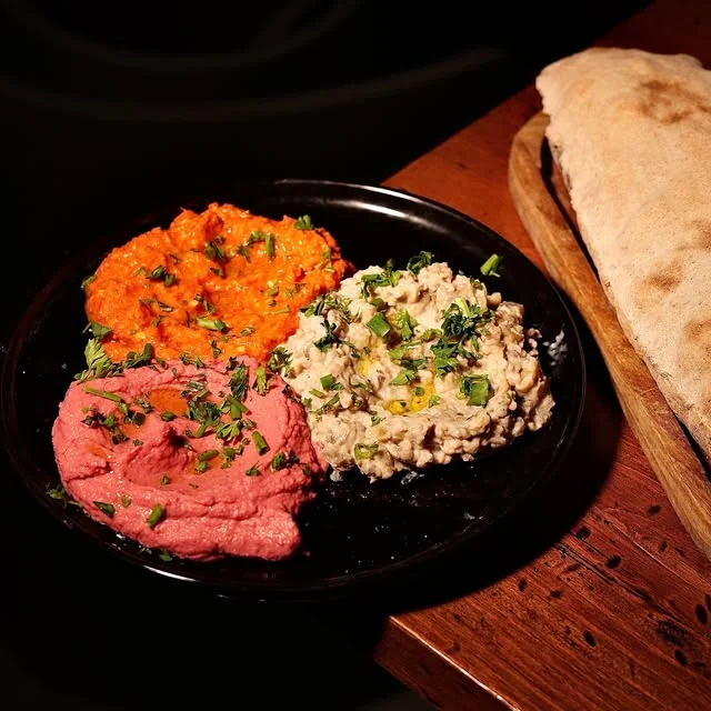 Assiette de trois mezzés colorés avec pain
