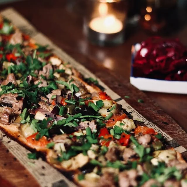 Pide généreusement garnie, herbes fraîches et pâte dorée